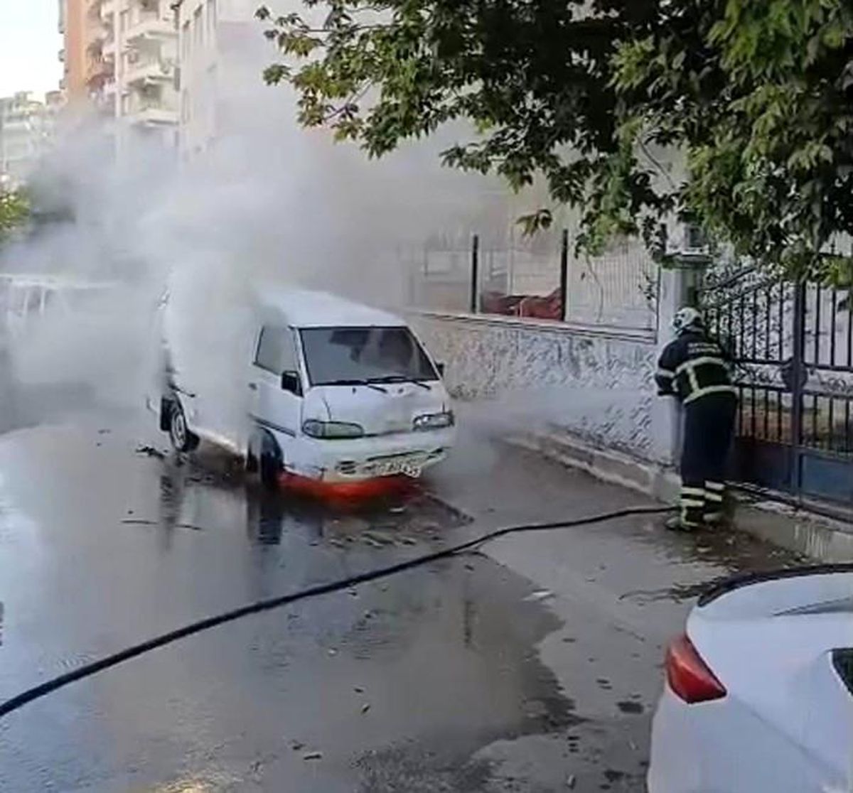 Batman'da Park Halindeki Minibüste Yangın Çıktı