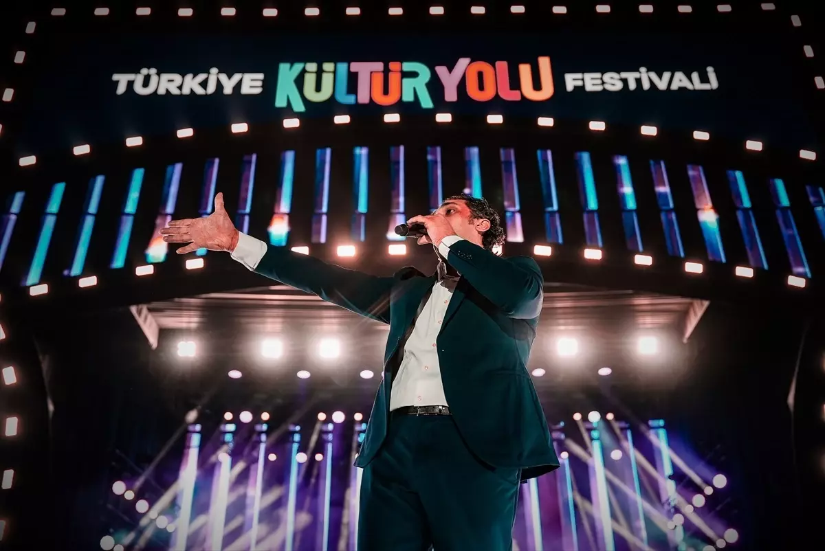 Bayhan, Diyarbakır Kültür Yolu Festivali'nde Coşkulu Bir Konser Veren