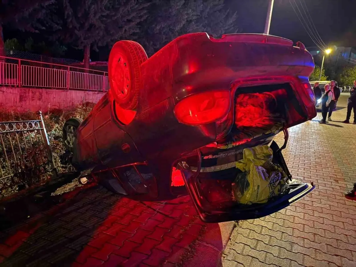 Burdur'da Takla Atan Otomobil Dereye Düşmekten Kıl Payı Kurtuldu