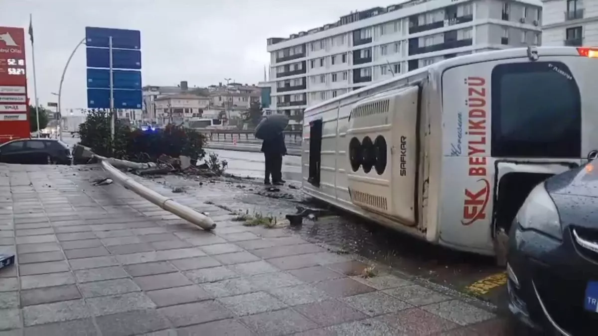 Büyükçekmece'de Yolcu Minibüsü Devrildi: 2 Yaralı