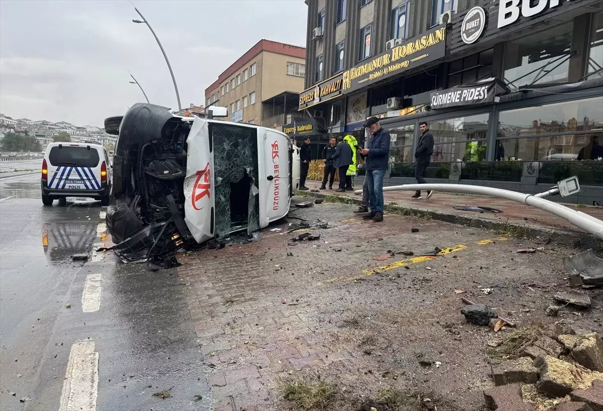Büyükçekmece'de Minibüs Devrildi, 2 Yaralı