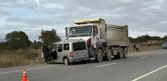 Çanakkale'de Kamyon ile Ticari Araç Çarpıştı: 1 Ölü