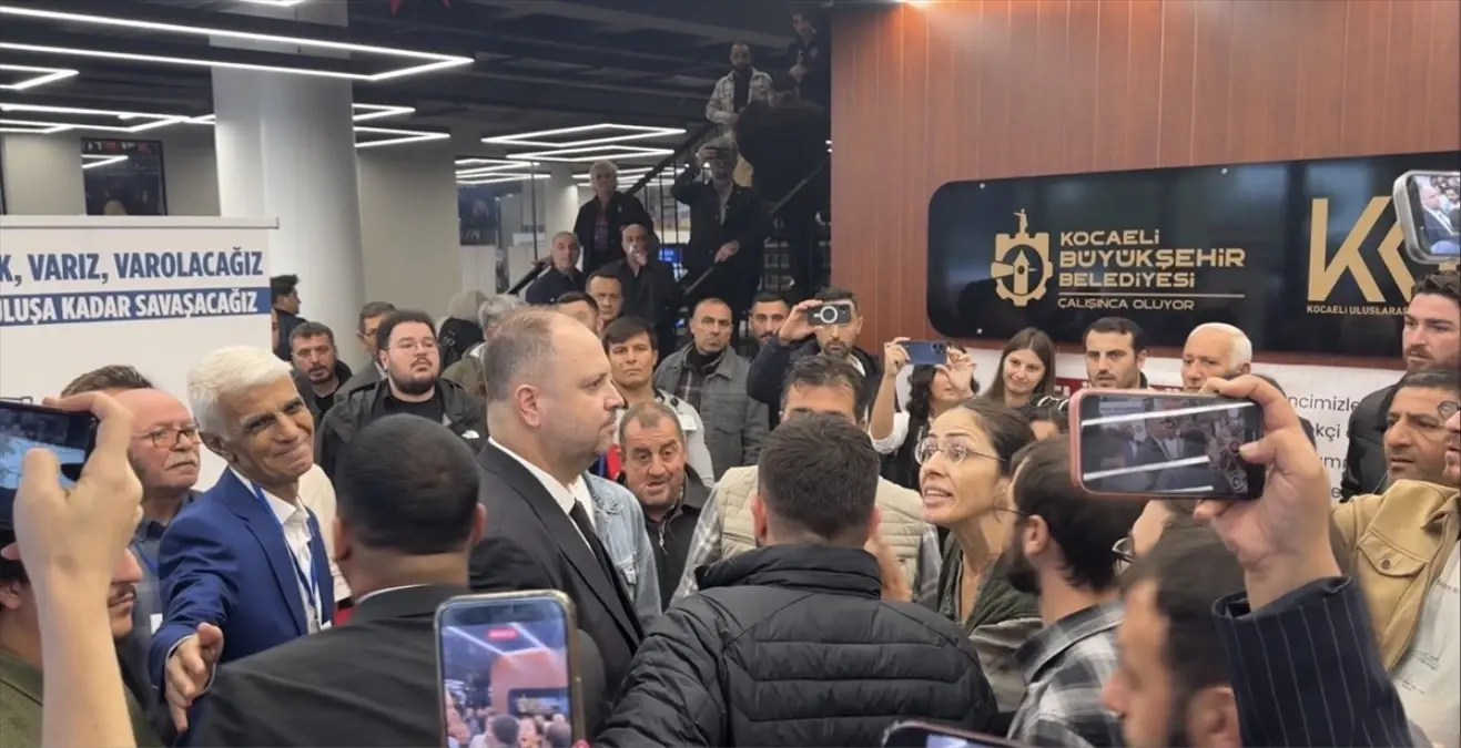 CHP Kongresinde Gerginlik: Gazeteciye Saldırı Girişimi