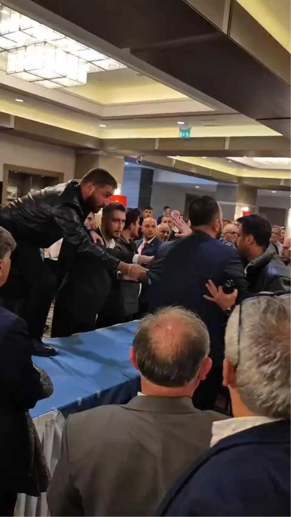 Zonguldak'ta CHP Genel Kurulu'nda Kavga: İki Partili Yaralandı