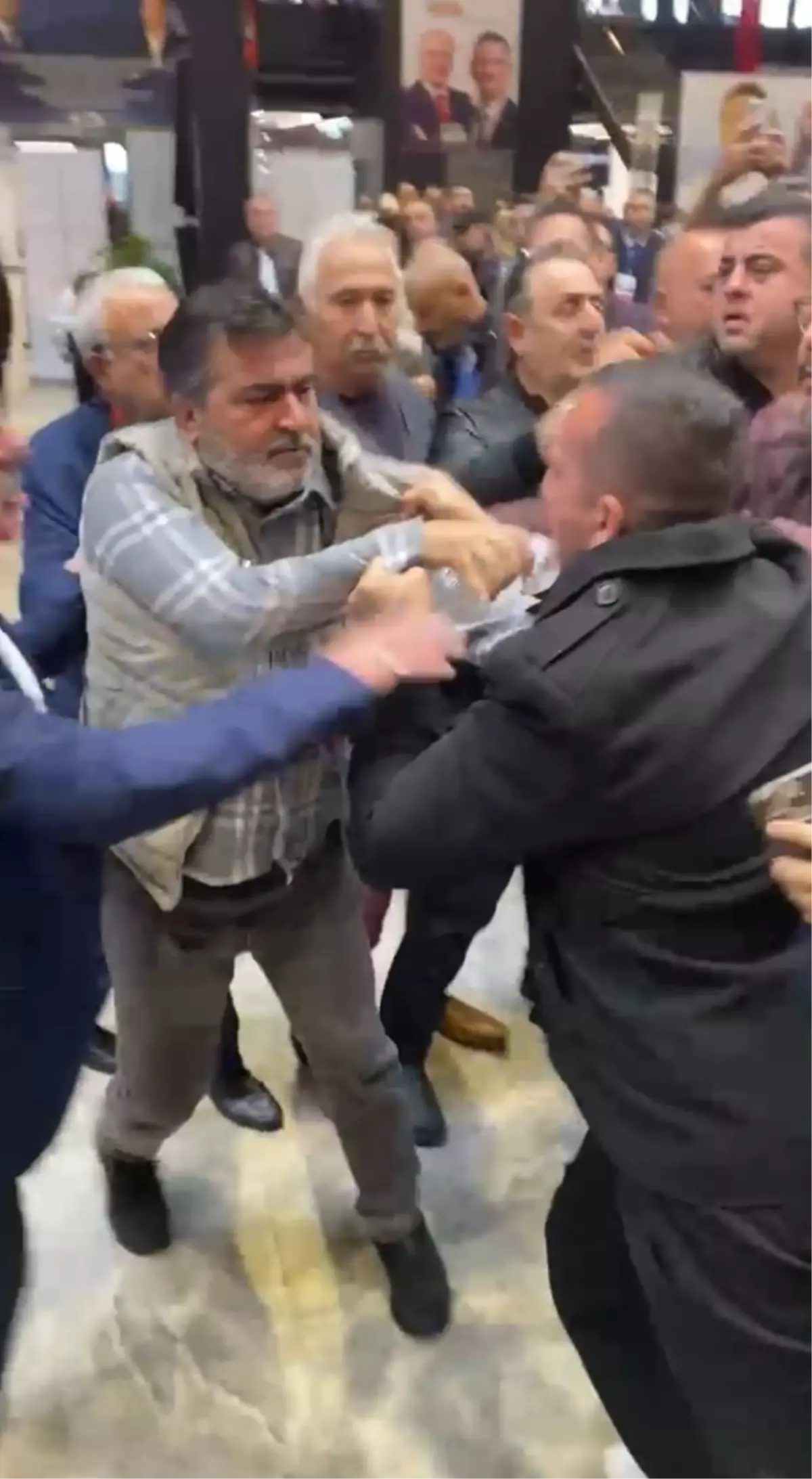 CHP Kocaeli Kongresi&apos;nde Gazetecilere Saldırı