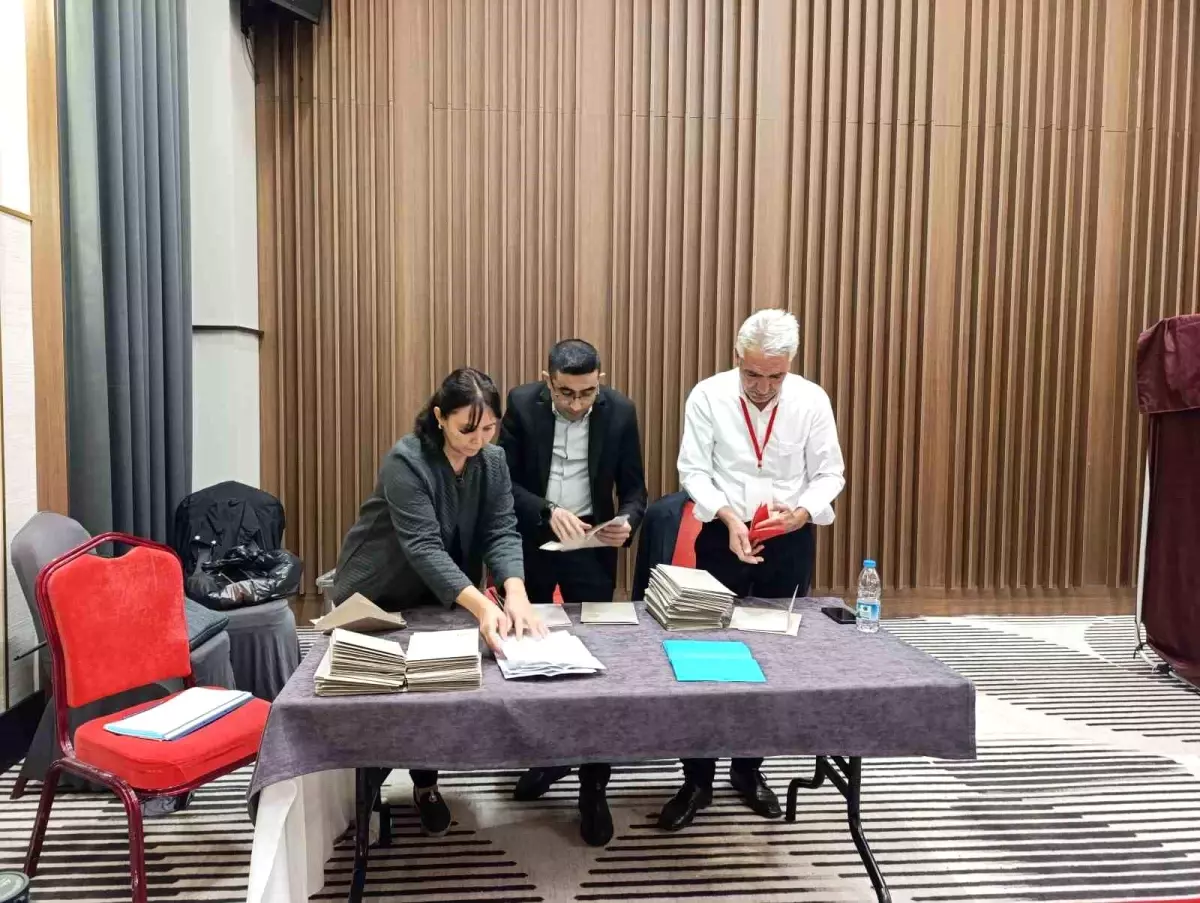 CHP'nin Afyonkarahisar İl Başkanlığı Kongresi'nde Hasan Karadeniz Seçildi