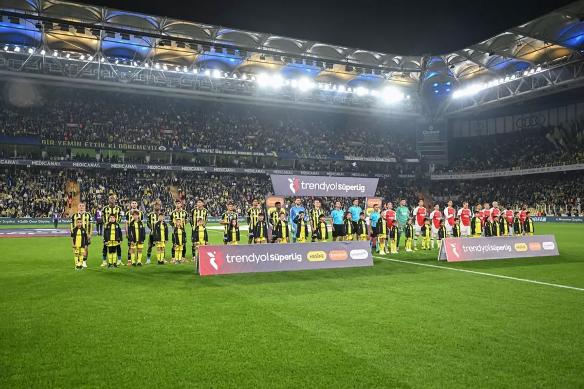 Fenerbahçe-Karagümrük maçında olay! Hakeme tepki gösteren Süleyman Hurma stadı terk etti