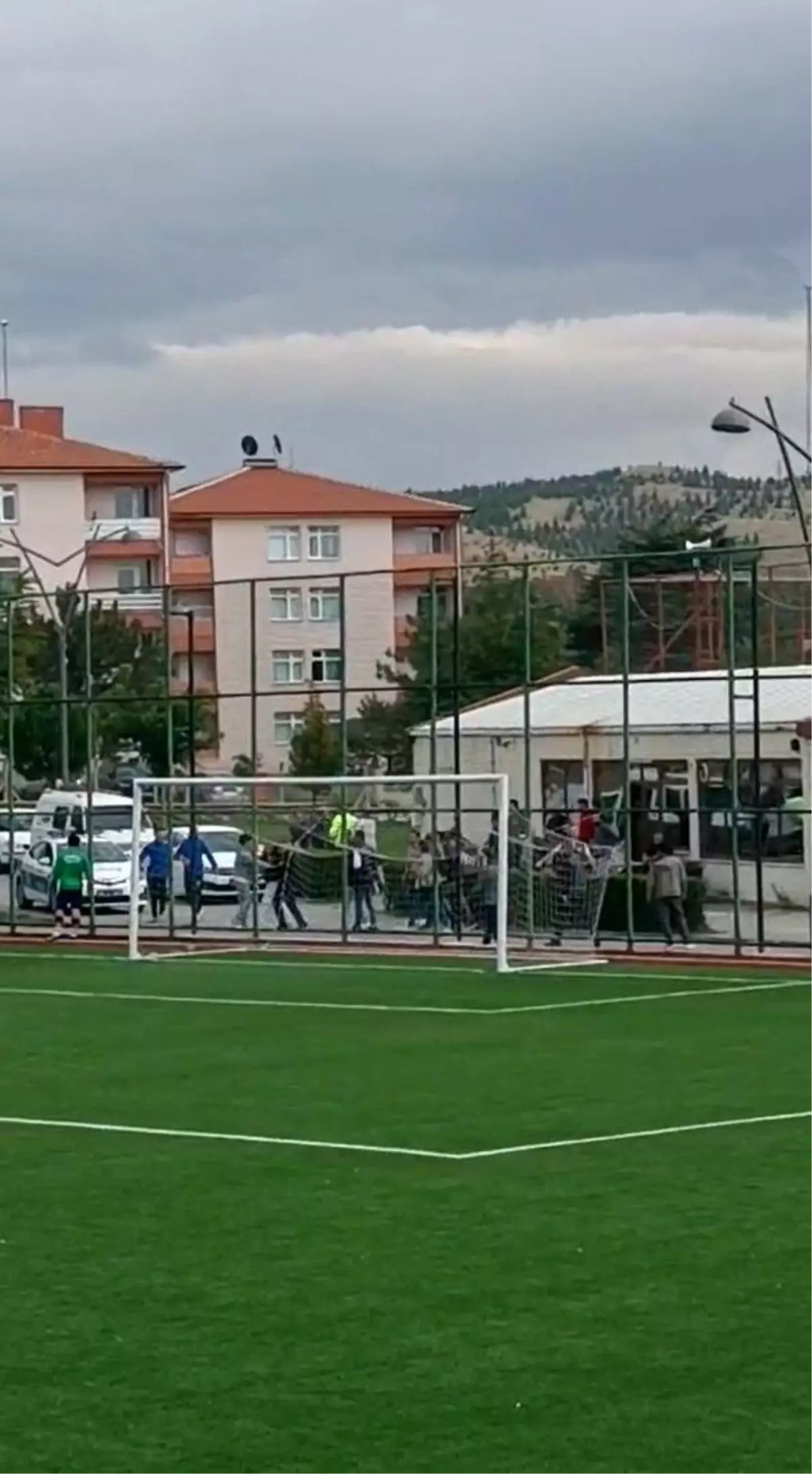 Futbolcu Taraftarlara Bıçakla Saldırdı