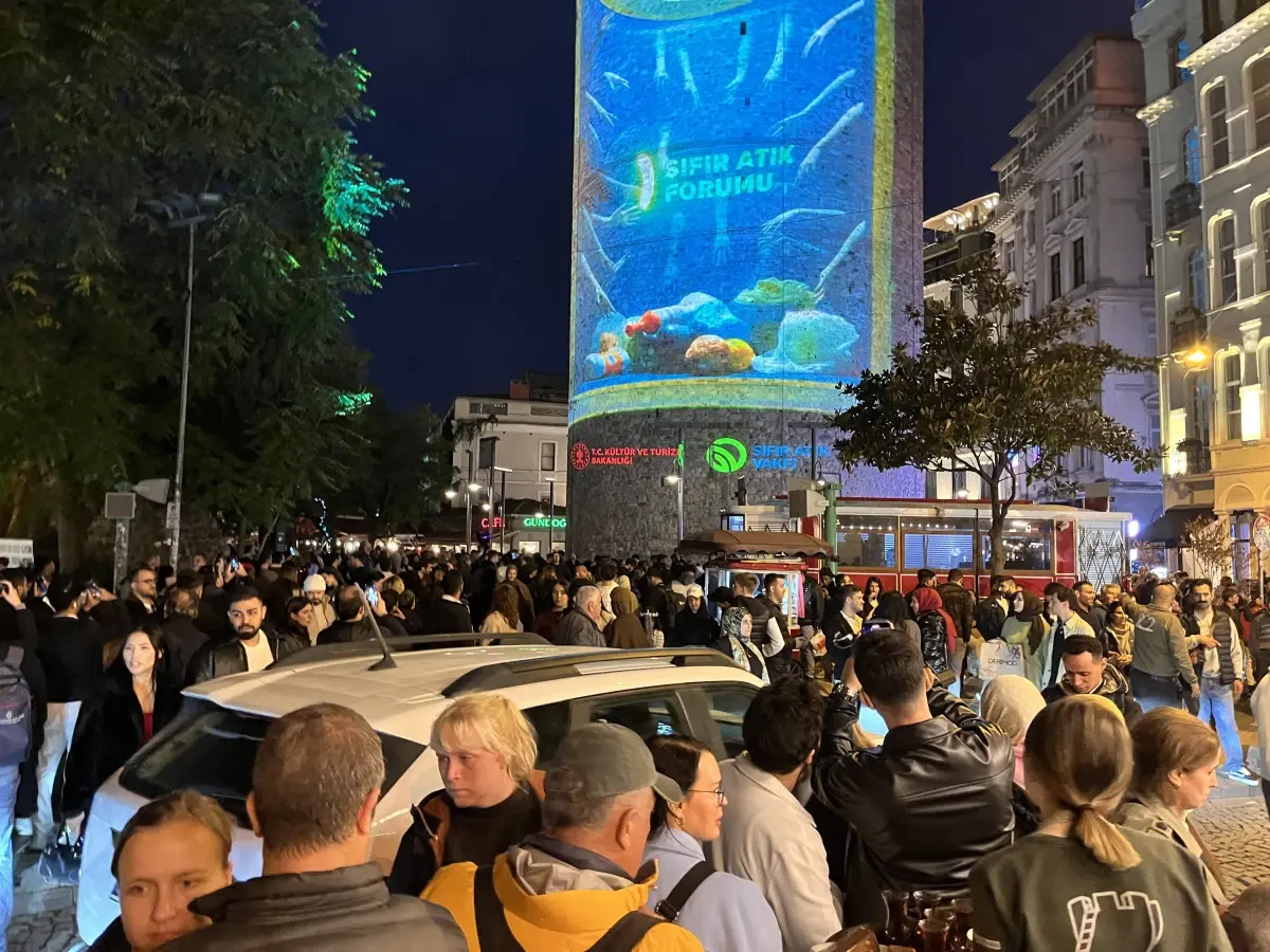 Galata Kulesi Sıfır Atık Forumu İçin Aydınlatıldı