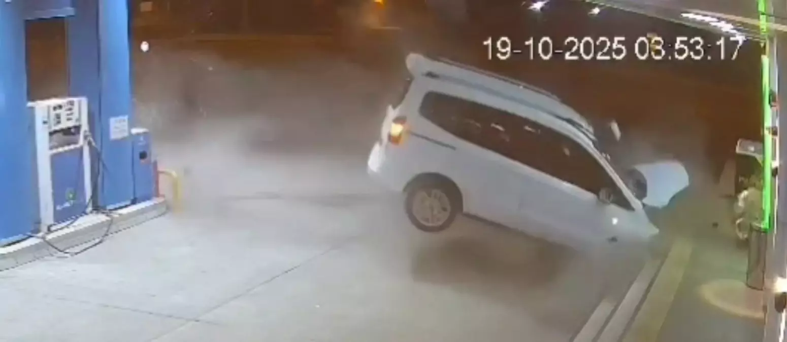 Nusaybin'de Akaryakıt İstasyonuna Araçla Çarpma Kazası