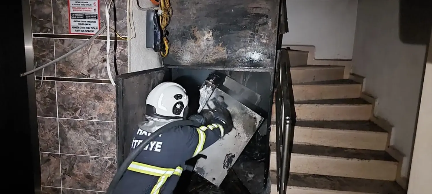 Hatay'da Apartman Elektrik Panosunda Yangın: 2 Yaralı