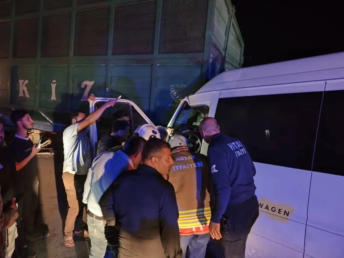 Reyhanlı'da Minibüs-Traktör Çarpışması: 14 Yaralı