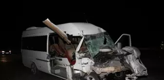 Reyhanlı'da Minibüs ile Traktör Çarpıştı: 14 Yaralı