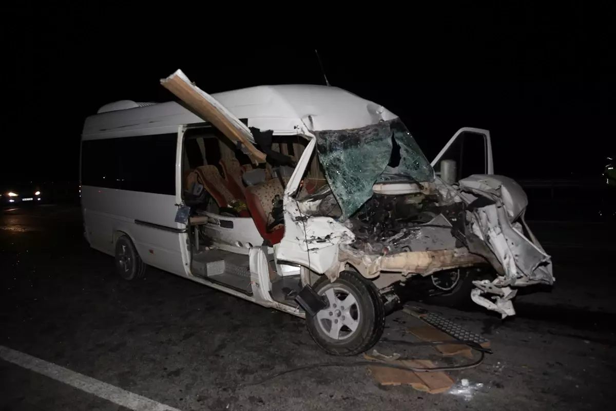 Reyhanlı'da Minibüs ile Traktör Çarpıştı: 14 Yaralı