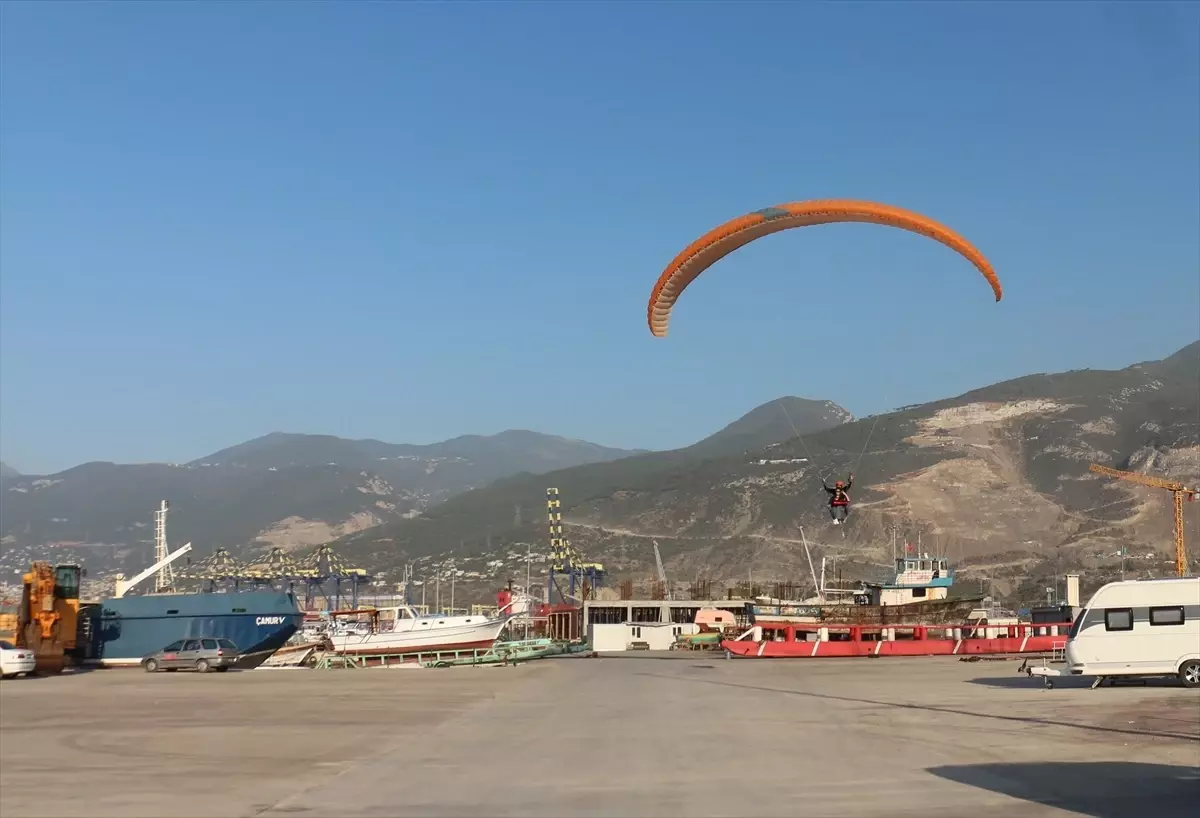 Yükseklerden Müziğe Yolculuk: Yamaç Paraşütüyle Darbuka Keyfi