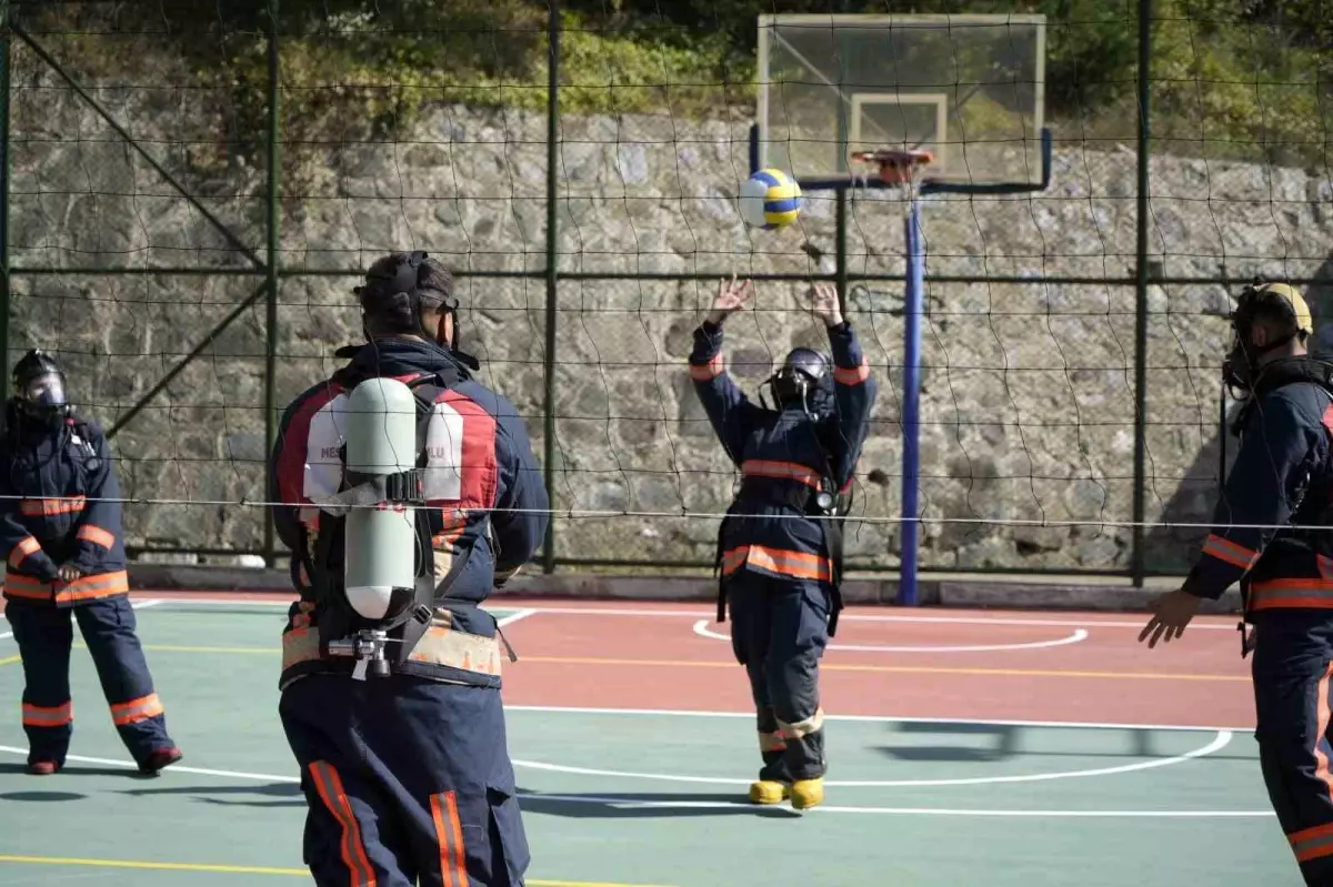 Gümüşhane'de İtfaiyecilik Öğrencileri Voleybol ile Eğitim Alıyor