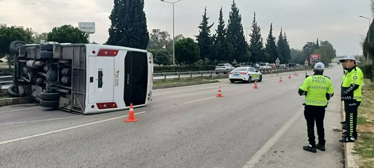 İzmir'de Havalimanı Personelini Taşıyan Midibüs Devrildi: 5 Yaralı