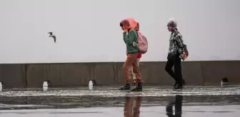 İzmir'de Sağanak Yağış Hayatı Olumsuz Etkiledi