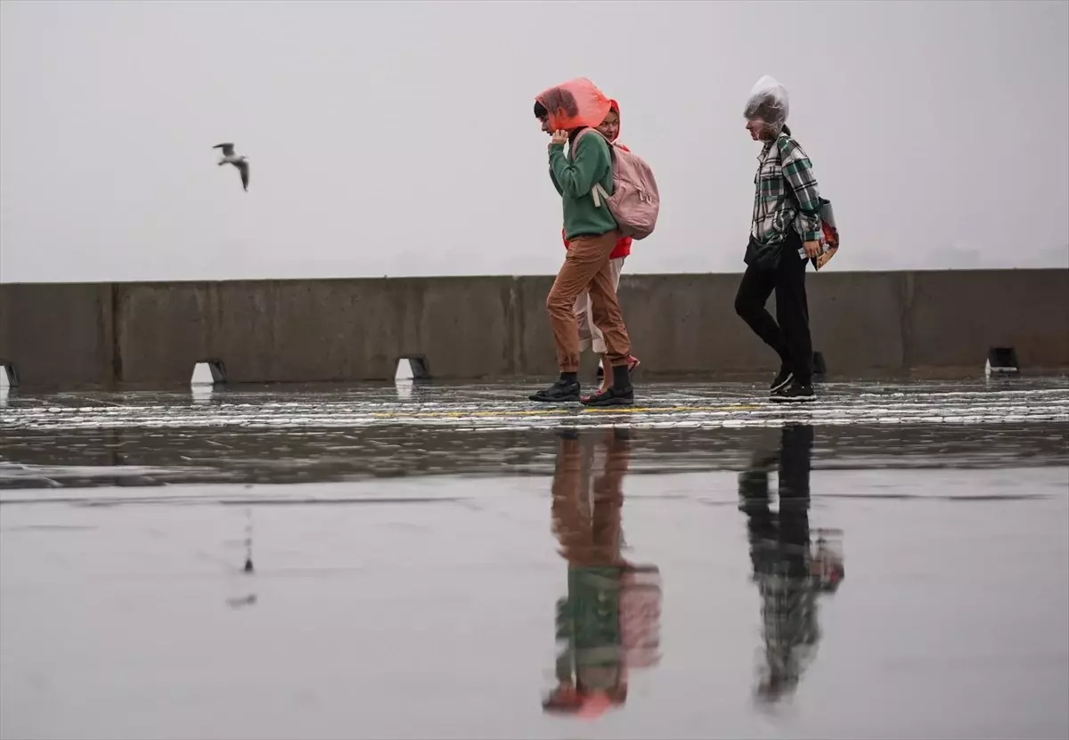 İzmir'de Sağanak Yağış Hayatı Olumsuz Etkiledi