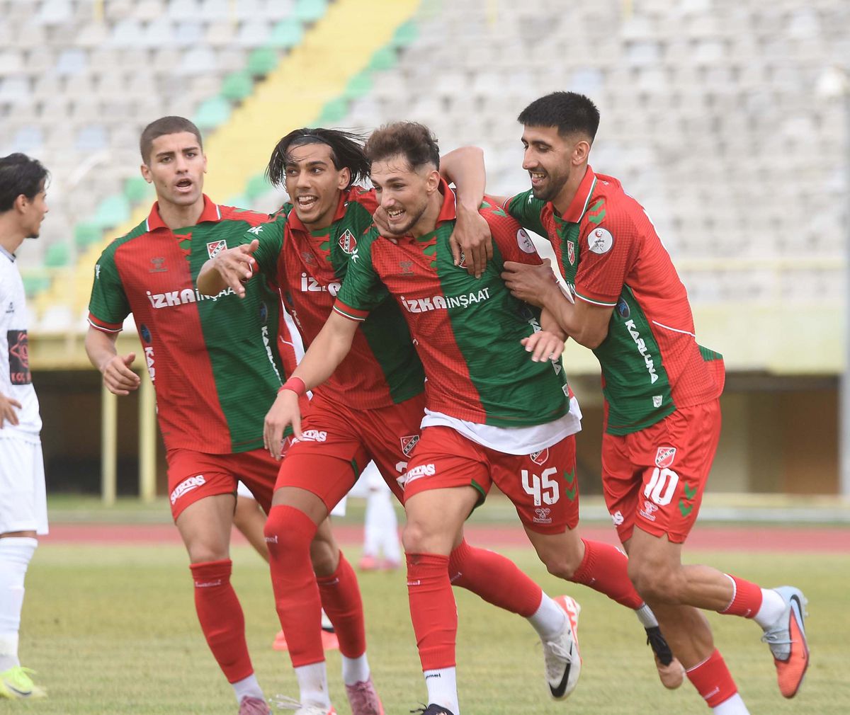 Karşıyaka Spor Kulübü Yeni Kadrosuyla Zirveye Tırmandı