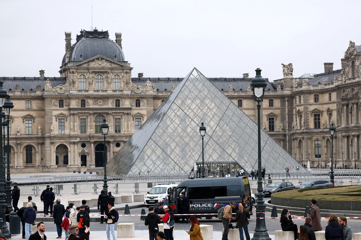 Louvre Müzesi'nde Mücevher Soygunu