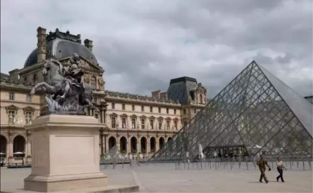 Louvre Müzesi soyuldu mu, Napolyon'un kolyesini kim çaldı? Louvre Müzesi nerede?