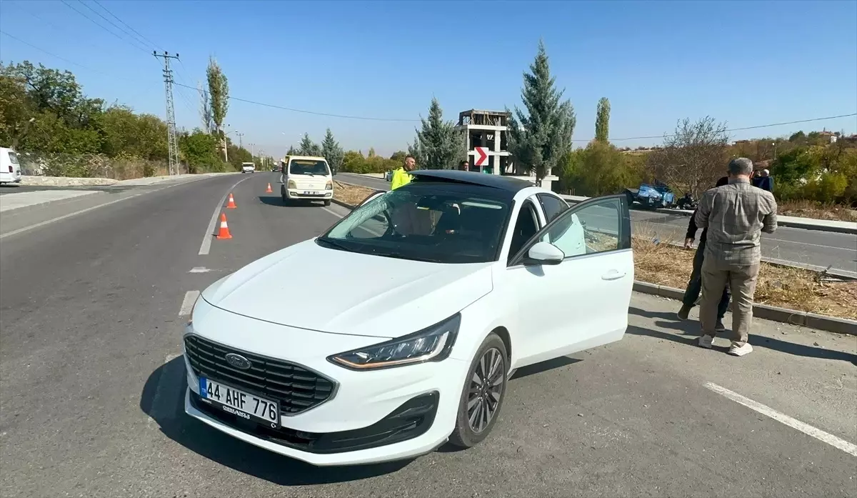 Malatya'da Otomobil ile Tarım Aracı Çarpıştı: 1'i Ağır 3 Yaralı