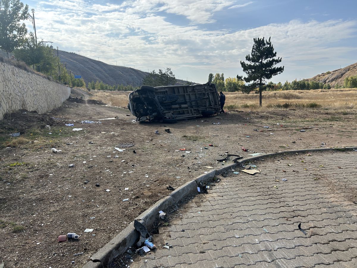 Sivas'ta Minibüs Kazası: 1'i Ağır 4 Yaralı