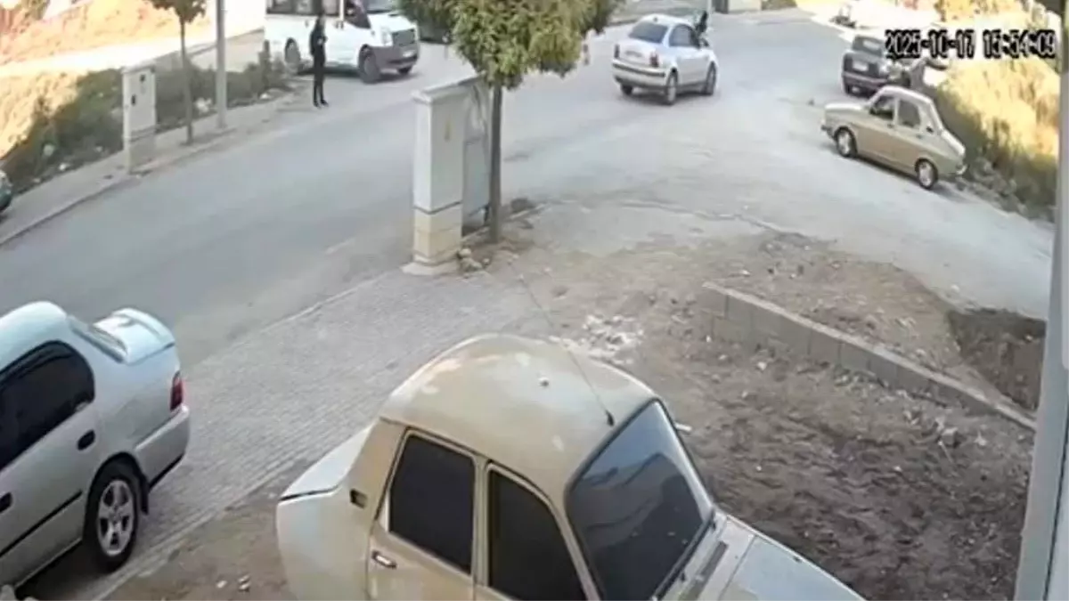 Okul servisinden indikten sonra otomobilin çarptığı lise öğrencisi ağır yaralandı