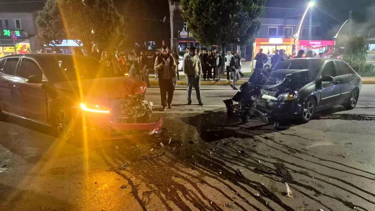 Kartepe'de Kaza: İki Otomobil Kafa Kafaya Çarpıştı, 2 Yaralı