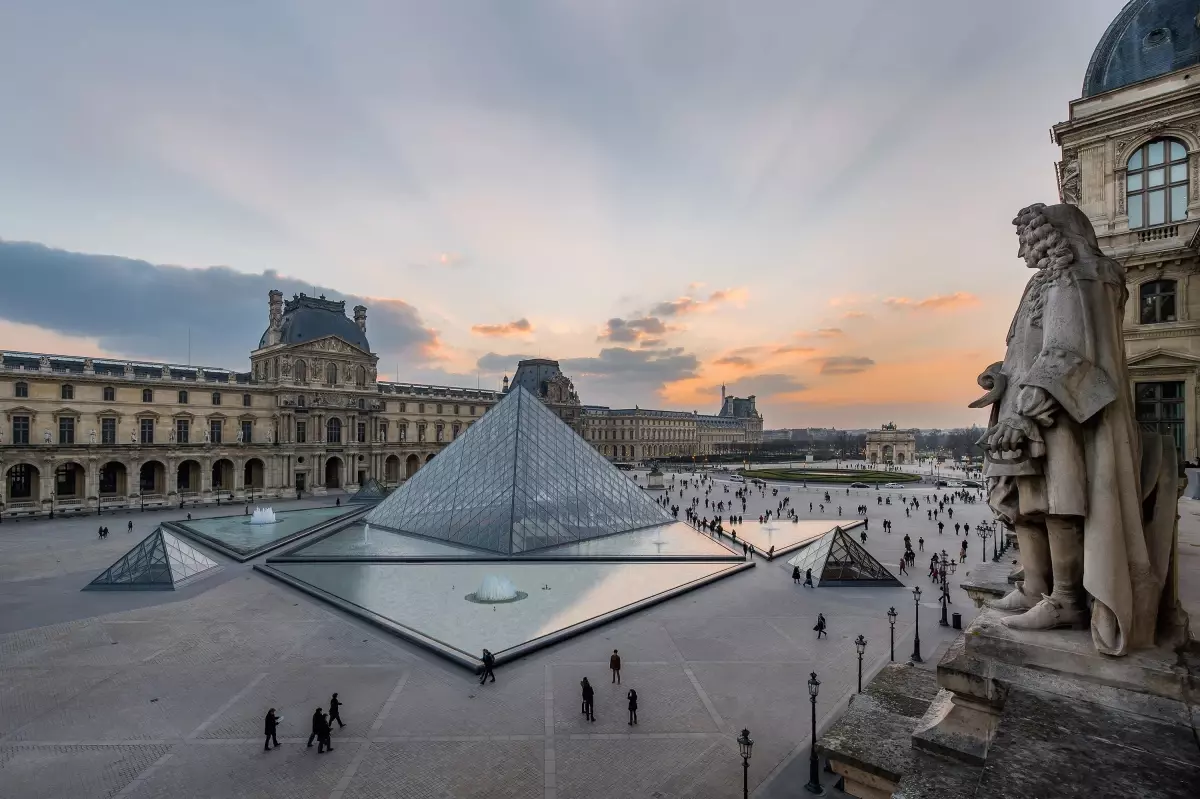 Louvre Müzesi'nde Soygun: Değerli Mücevherler Çalındı