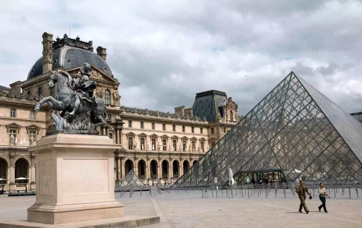 Louvre Müzesi'nde Soygun: 9 Parça Mücevher Çalındı