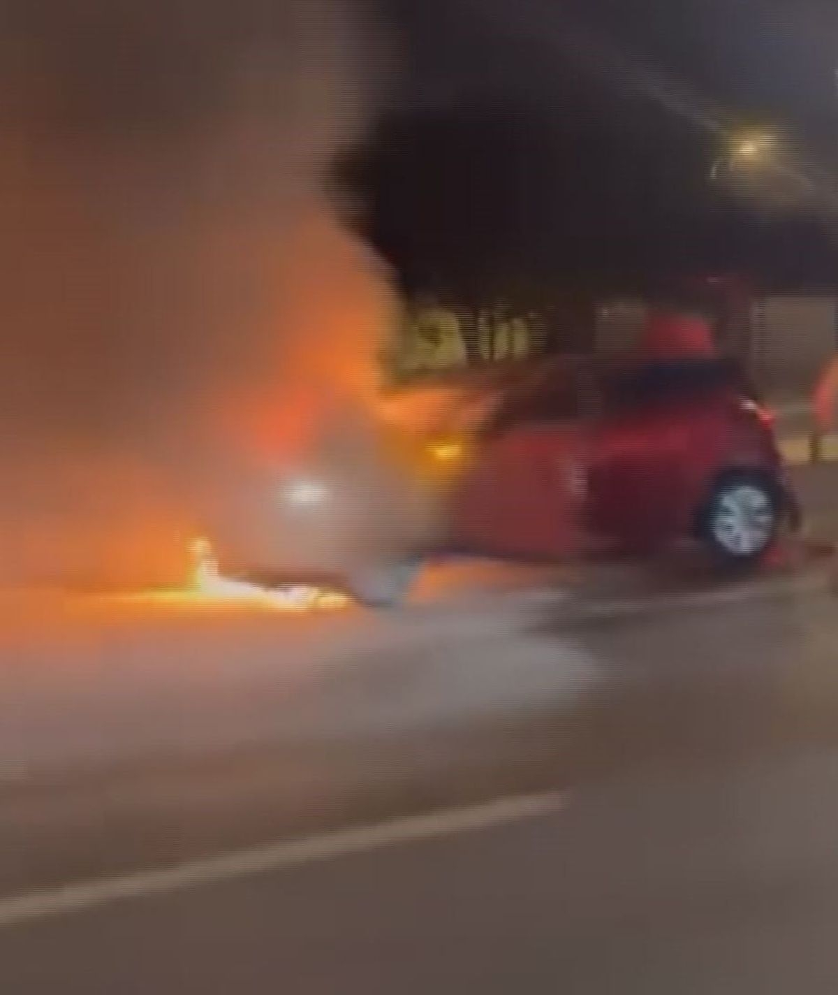 Pendik'te Seyir Halindeki Otomobilde Yangın Çıktı