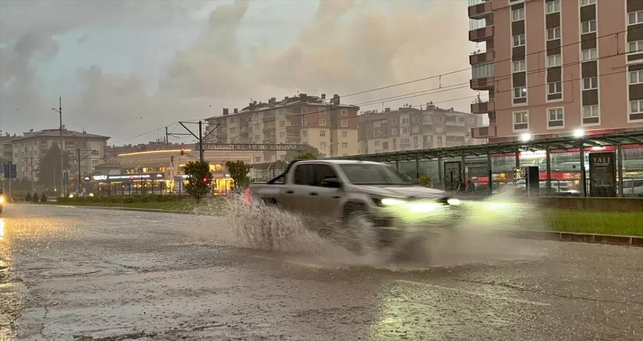 Samsun'da Gök Gürültülü Sağanak Hayatı Olumsuz Etkiledi