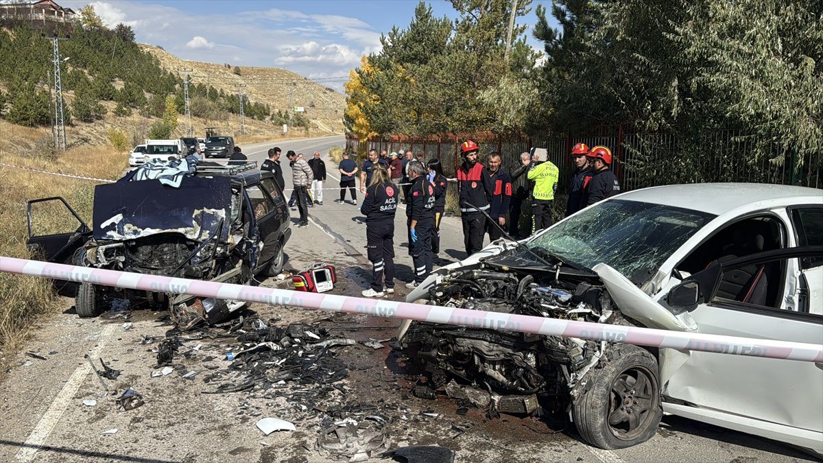 Sivas'ta Trafik Kazası: 1 Ölü, 1 Ağır Yaralı