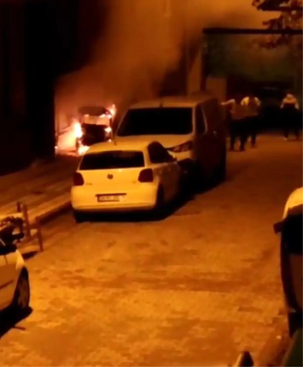 Sultangazi'de Park Halindeki Elektrikli Araçta Yangın Çıktı