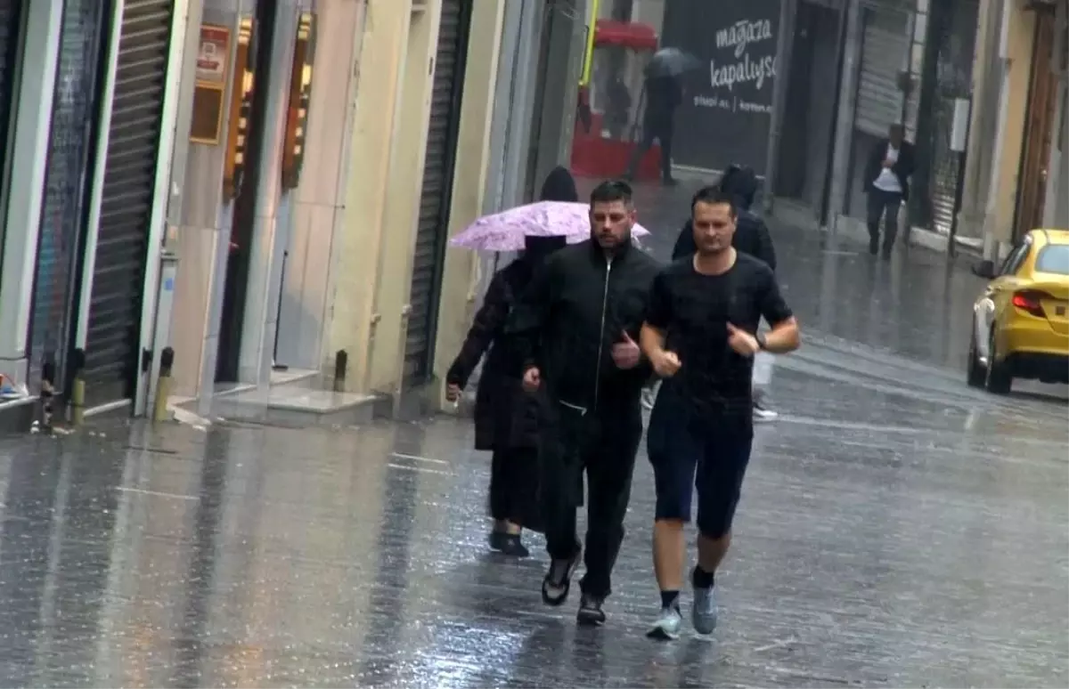 İstanbul'da Sabaha Karşı Sağanak Yağış Zor Anlar Yaşattı