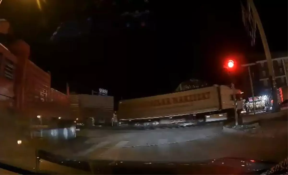 Trafik Işığında Bekleyen Araç Tırın Dorsesinin Açılmasıyla Tehlike Atlattı