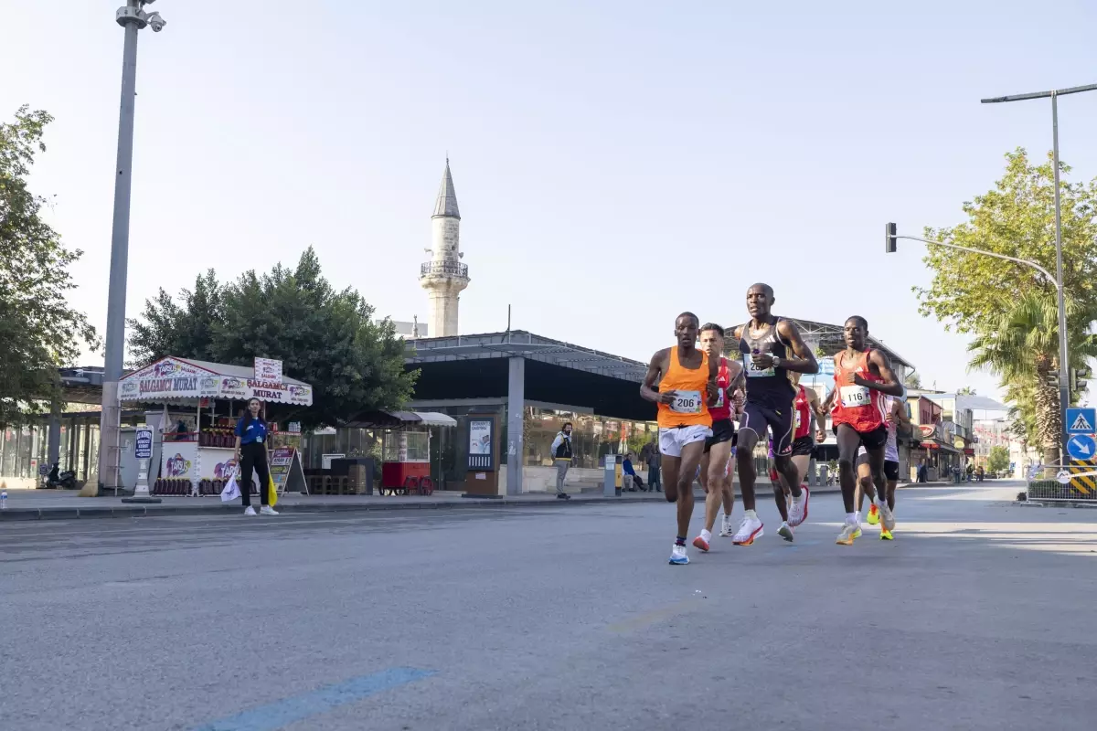 17. Uluslararası Tarsus Yarı Maratonu'nda Türk Sporcular Ödülleri Topladı