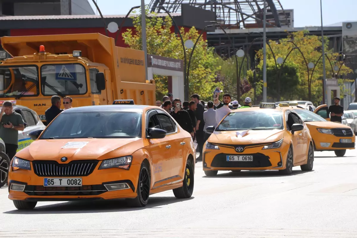 Van'da Taksiciler Grubu'ndan Rojin Kabaiş için Kornalı Eylem