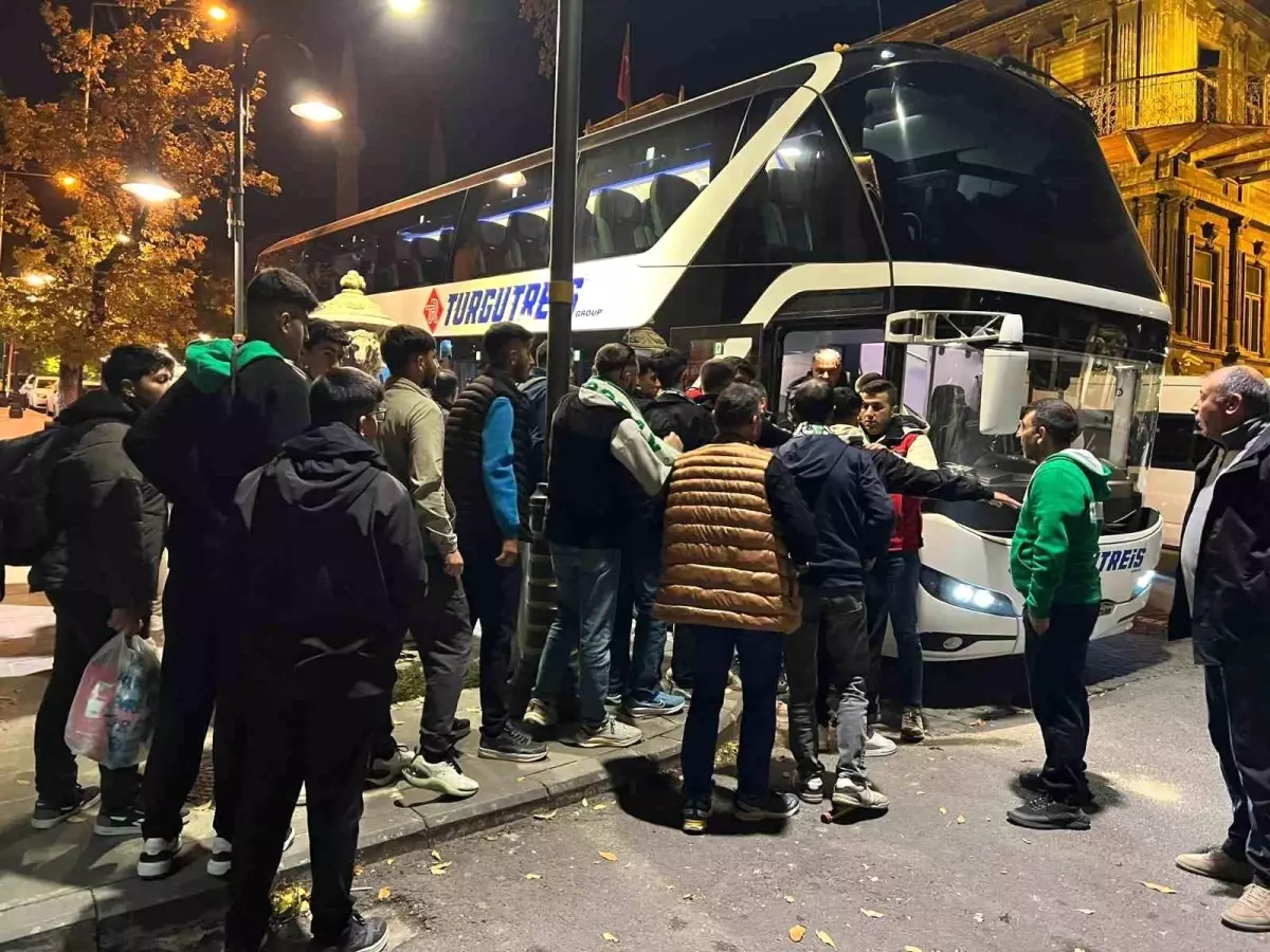 Kars 36 Spor Taraftarları Kritik Deplasmanda Takımlarını Yalnız Bırakmıyor