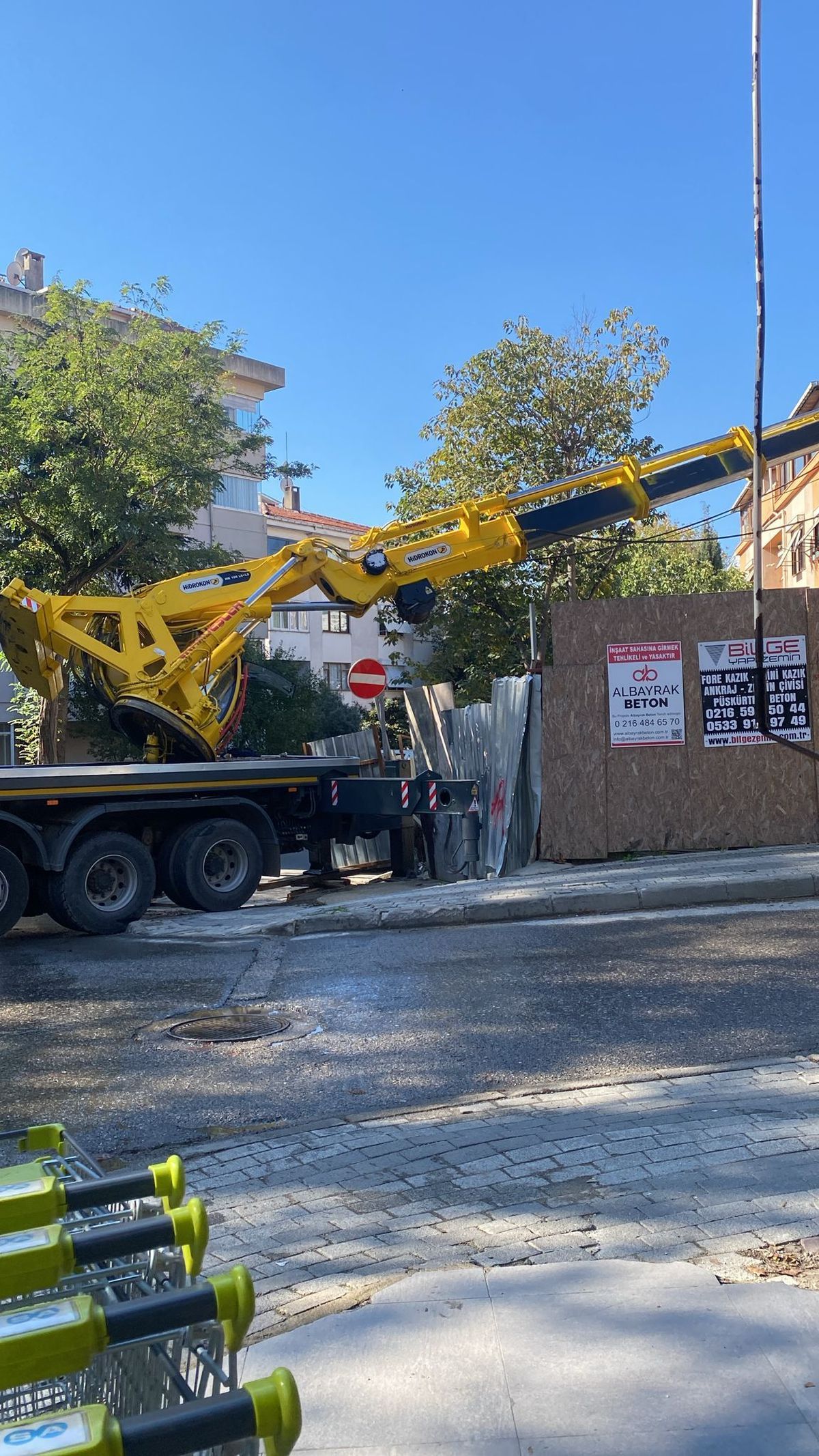 Şantiyesde korkutan kaza: Vinç inşaat alanına devrildi