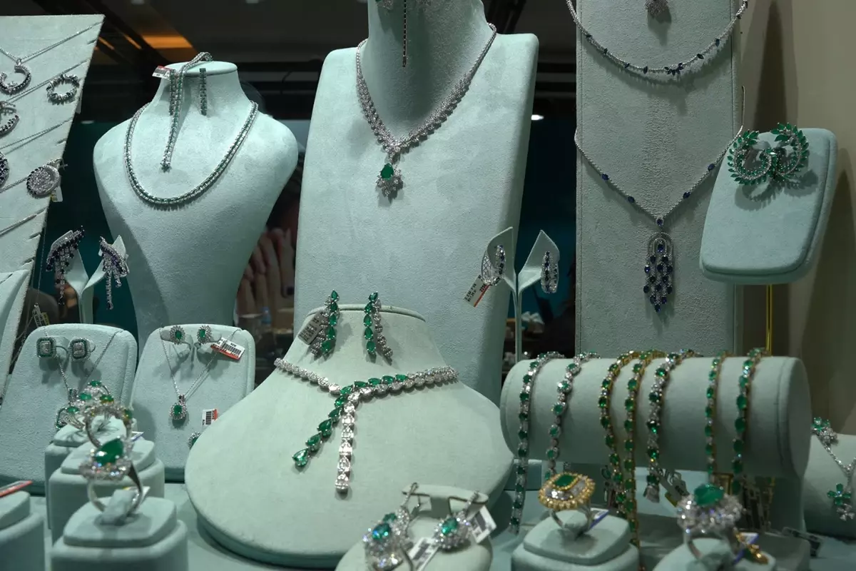 Altın rekor kırarken pırlantada tarihi fırsat: Kırmızı etiketli ürünler maliyetine satılıyor