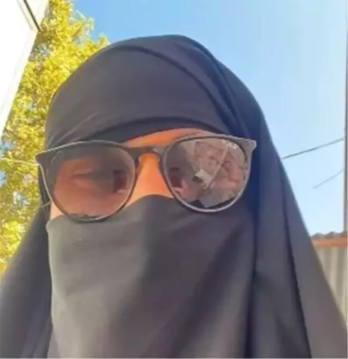 Siyah Çarşafla Sokakta Dolaşan Genç Gözaltına Alındı