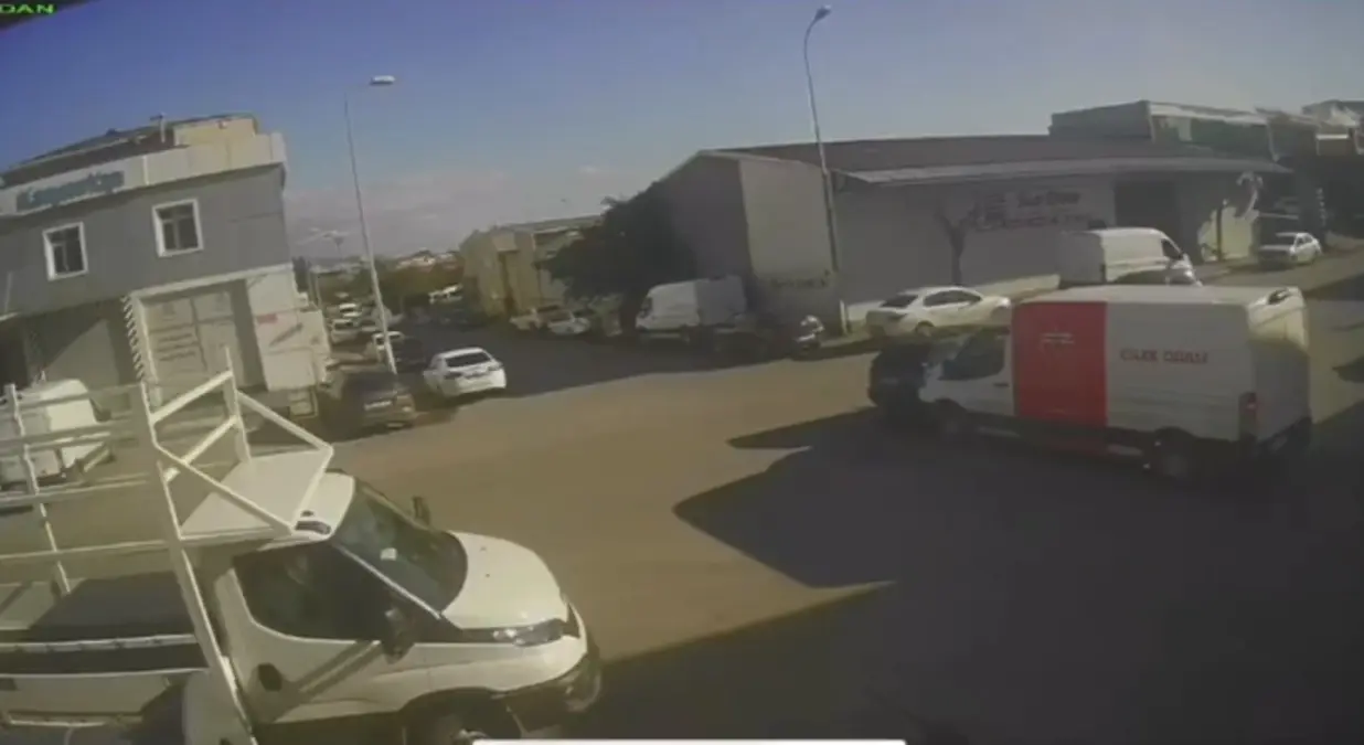 Ataşehir'de Trafik Kazası: Cip Takla Attı, Sürücü Yaralandı