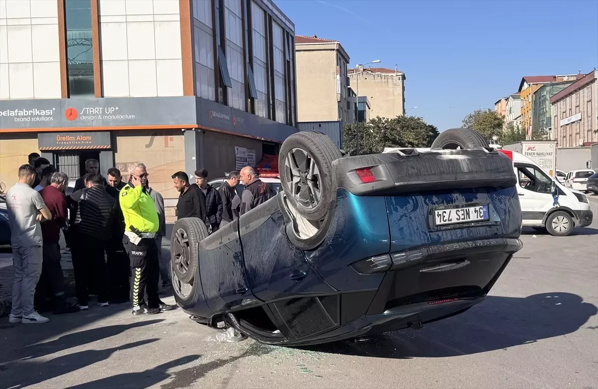 Ataşehir'de Ters Dönen Otomobilin Sürücüsü Yaralandı