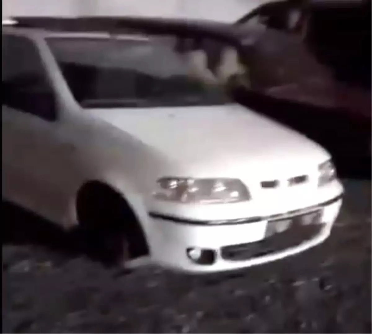 Avcılar'da Park Halindeki Aracın Lastikleri ve Ses Sistemi Çalındı