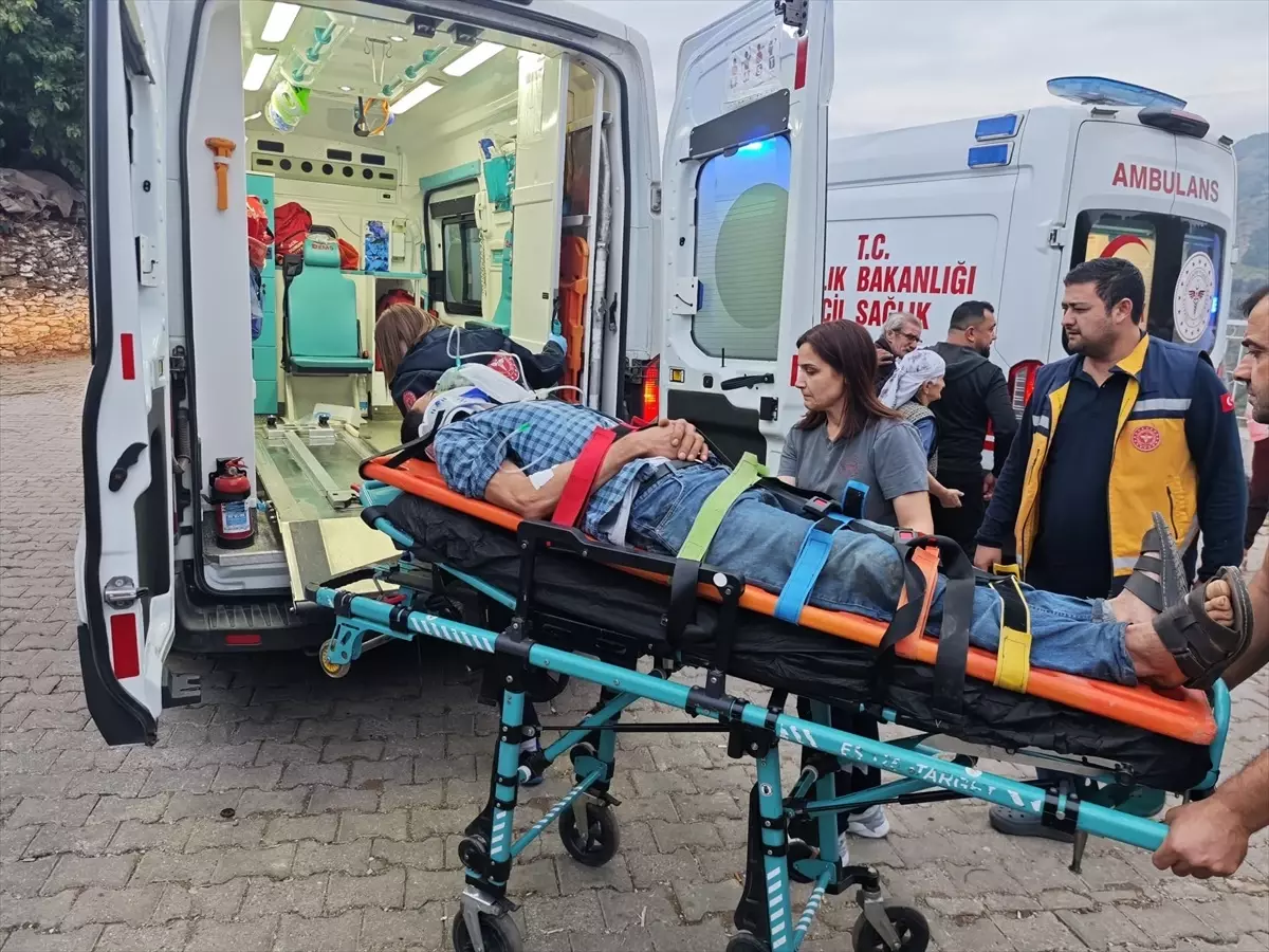 Nazilli'de Kamyonet Uçuruma Yuvarlandı: 3 Yaralı