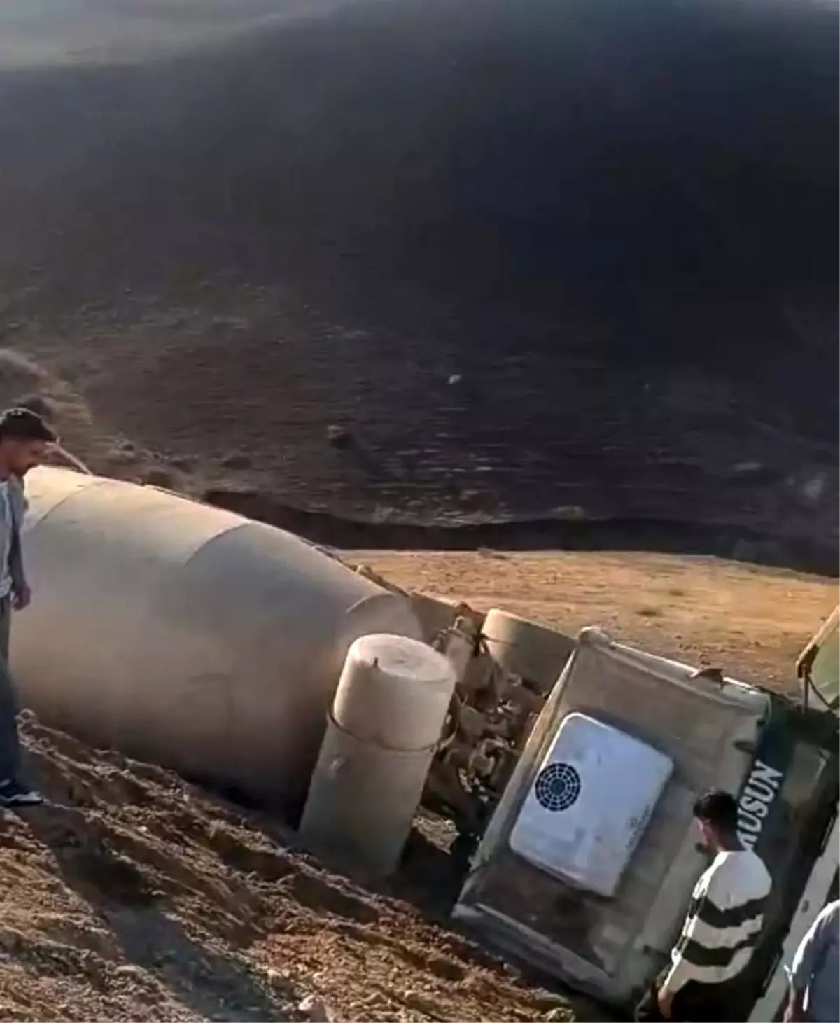 Batman'da Beton Mikseri Şarampole Yuvarlandı: Sürücü Yaralandı