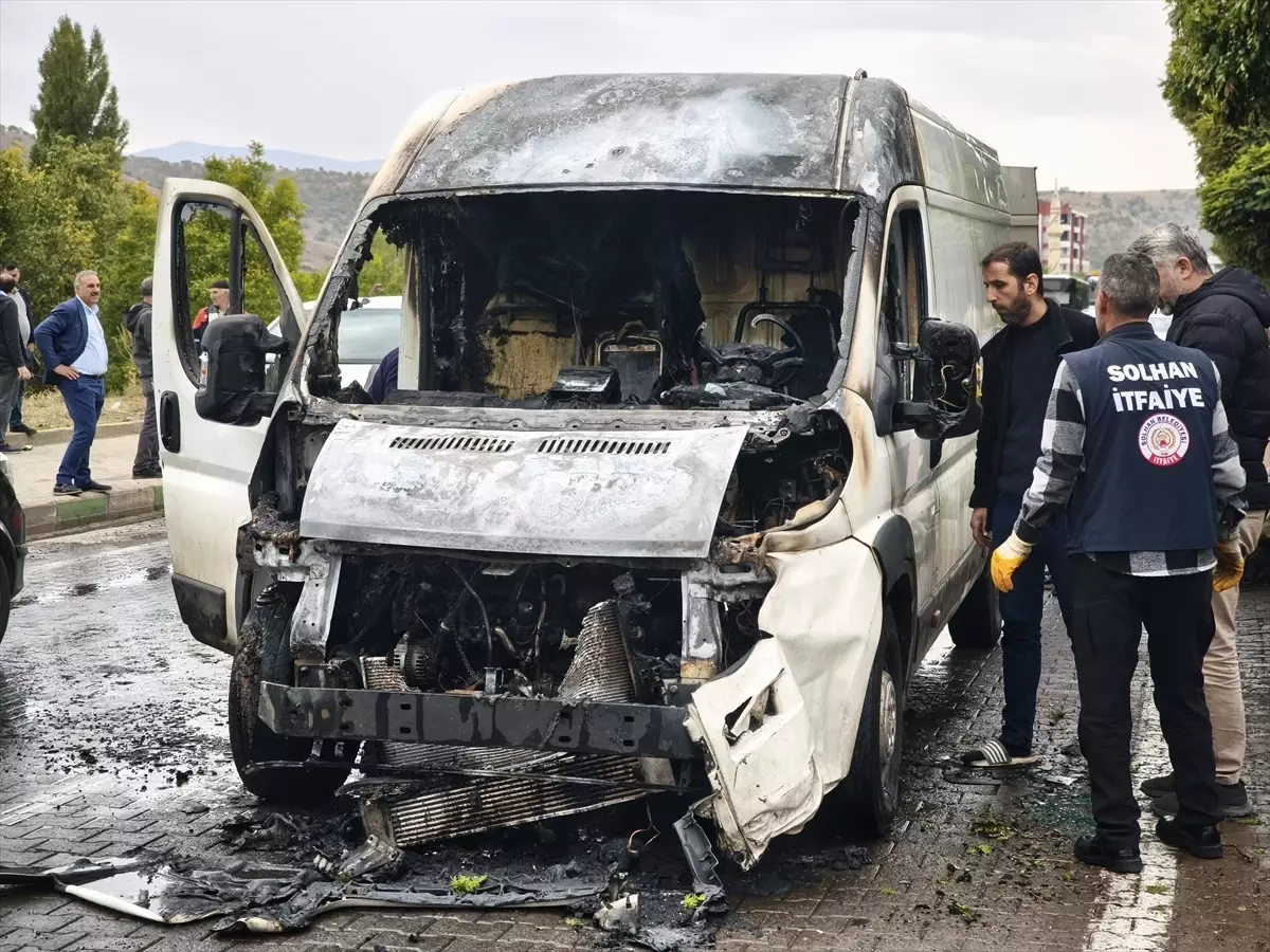 Bingöl'de Seyir Halindeyken Panelvan Alev Aldı